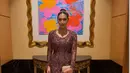 Nabila Syakieb tampil mengenakan kebaya berpayet ungu dipadukan bawahan kain songket warna gold keunguan. Serta mengenakan kalung tampa liontin. [@nsyakieb85]
