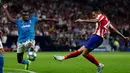 Gelandang Juventus, Blaise Matuidi berebut bola dengan  pemain Atletico Madrid, Vitolo pada pertandingan matchday pertama Liga Champions Grup D di Estadio Wanda Metropolitano, Rabu (18/9/2019). Juventus dan Atletico Madrid harus puas berbagi angka 2-2. (AP Photo/Manu Fernandez)