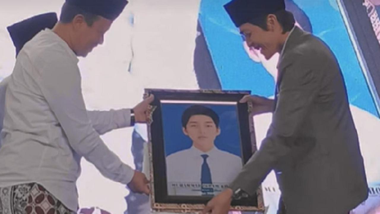 Gus Iqdam menerima hadiah foto sewaktu menimba ilmu di MTs Negeri 1 Blitar (SS: YT ABRI Media)