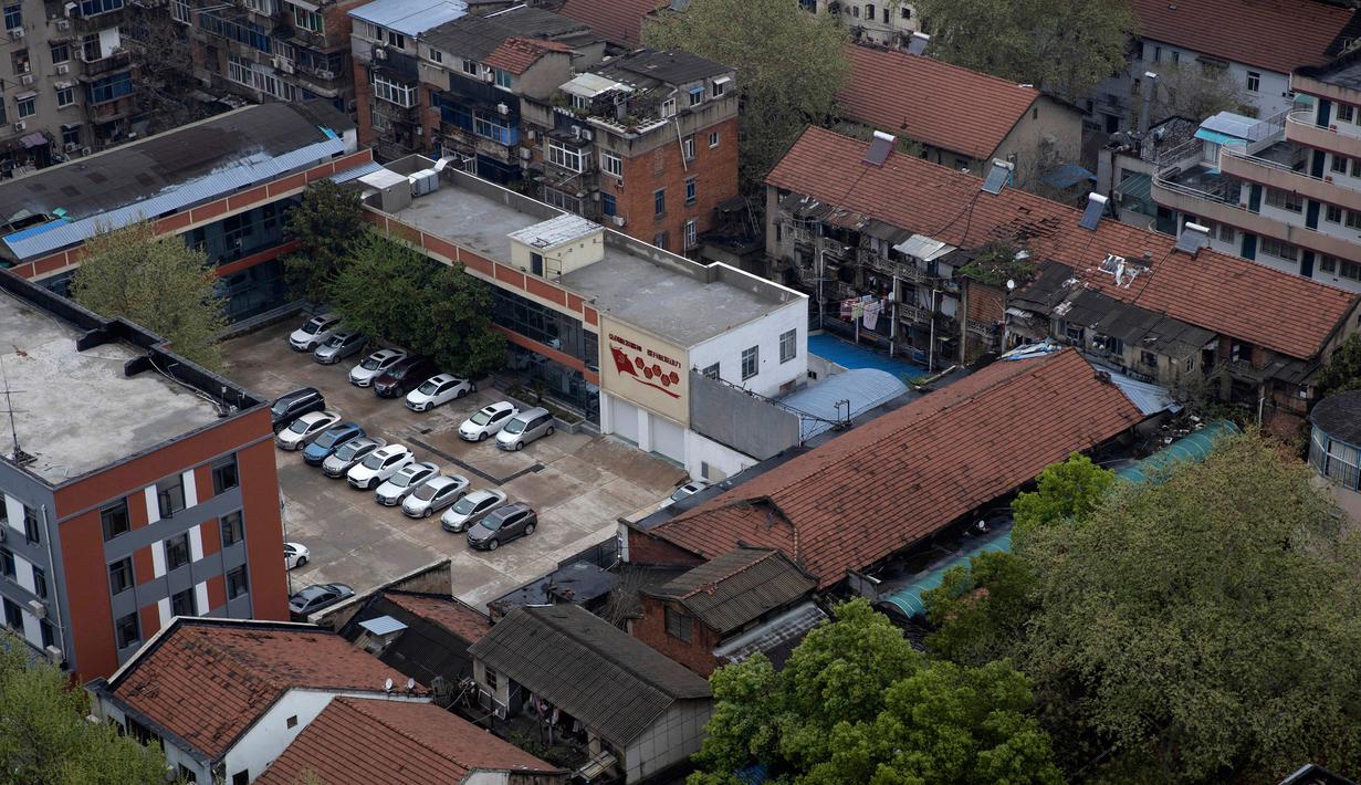 Pemandangan Kota Wuhan diambil dari sebuah hotel karantina di provinsi Hubei, China tengah (30/2/2020). Para pemilik toko di kota yang menjadi pusat wabah virus corona (Covid-19) itu mulai buka kembali usahanya pada Senin, tapi para pelanggannya masih tampak sepi. (AP Photo/Olivia Zhang)