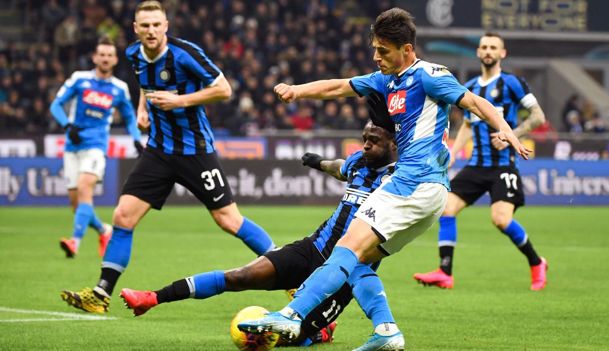 Pemain Napoli, Eljif Elmas (kanan) berebut bola dengan bek sayap Inter Milan, Victor Moses pada leg pertama semifinal Coppa Italia di Stadion Giuseppe Meazza, Rabu (12/2/2020). Inter Milan  menyerah dari tamu, Napoli, dengan skor 0-1 akibat gol tunggal Fabian Ruiz. (Massimo Paolone/LaPresse via AP)