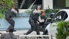 Polisi dari Densus Antiteror dan Gegana Polda Metro Jaya bersenjata laras panjang duntuk  mengambil posisi saat adu tembak dengan pelaku ledakan di pospol Sarinah, Jakarta, Kamis (14/1). (AFP PHOTO/Bay Ismoyo)