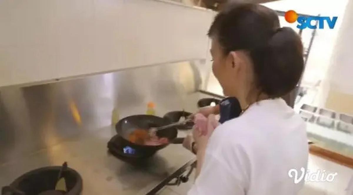 Mewah dan Fungsional, Intip Dapur Agnez Mo yang Bak Restoran