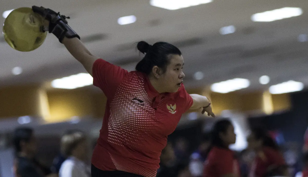 Atlet bowling Indonesia, Elsa Maris, melakukan selebrasi usai meraih medali emas cabang tenpin bowling TPB 4 di Jaya Ancol Bowling Center, Jakarta, Selasa (9/10/2018). (Bola.com/Vitalis Yogi Trisna)