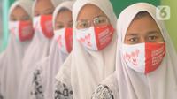 Para santri saat sosialisasi 3M (memakai masker, mencuci tangan dengan sabun, dan menjaga jarak) di Ponpes Daarul Rahman, Jakarta, Rabu (18/11/2020). Kegiatan ini untuk meningkatkan kesadaran generasi muda tentang pentingnya 3M dalam memutus mata rantai penyebaran covid-19. (merdeka.com/Arie Basuki)