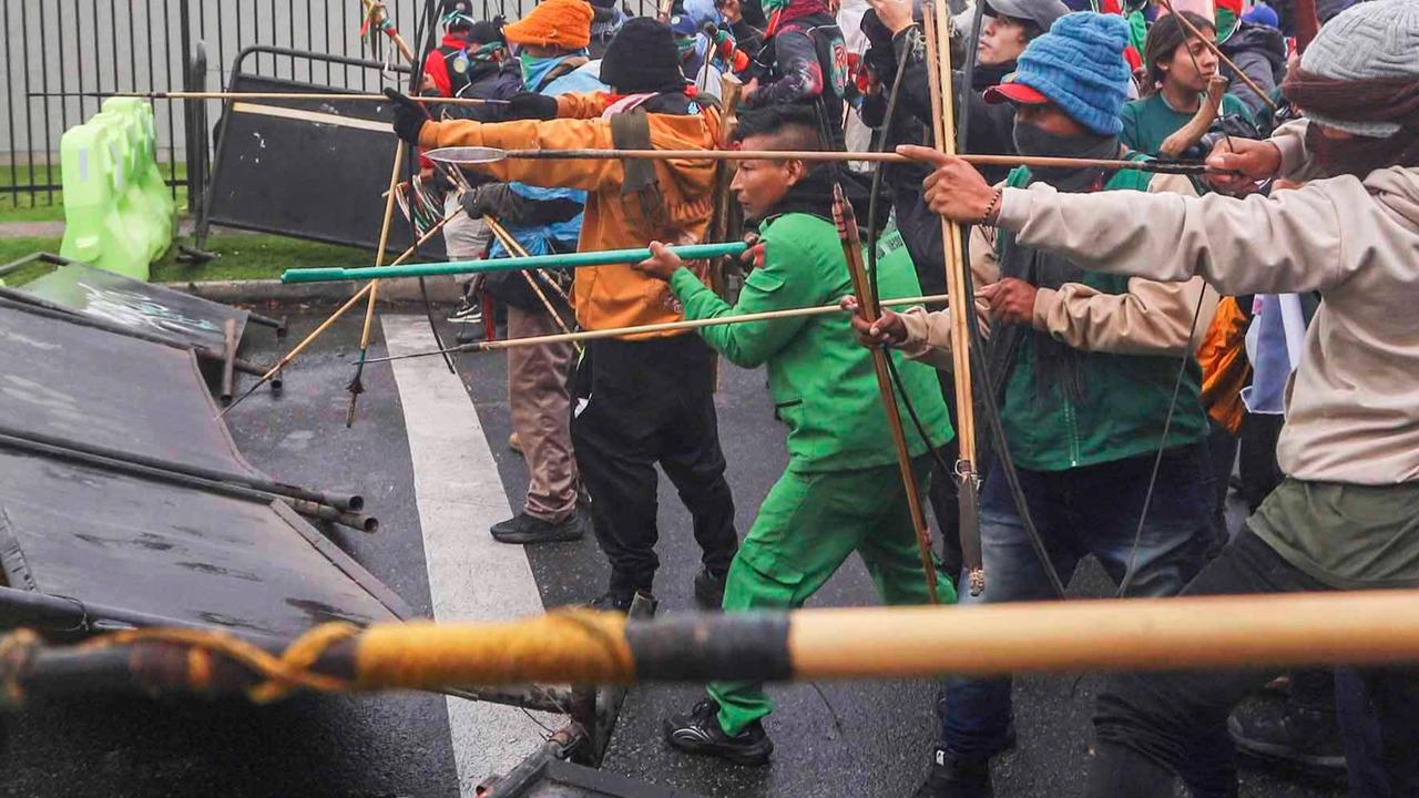 FOTO: Bentrokan di Bogota, Demonstran Serang Polisi dengan Panah di depan Kedubes AS