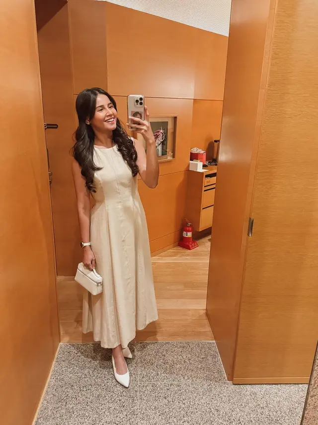 Gaya Simpel dan Elegan dengan Dress Krem