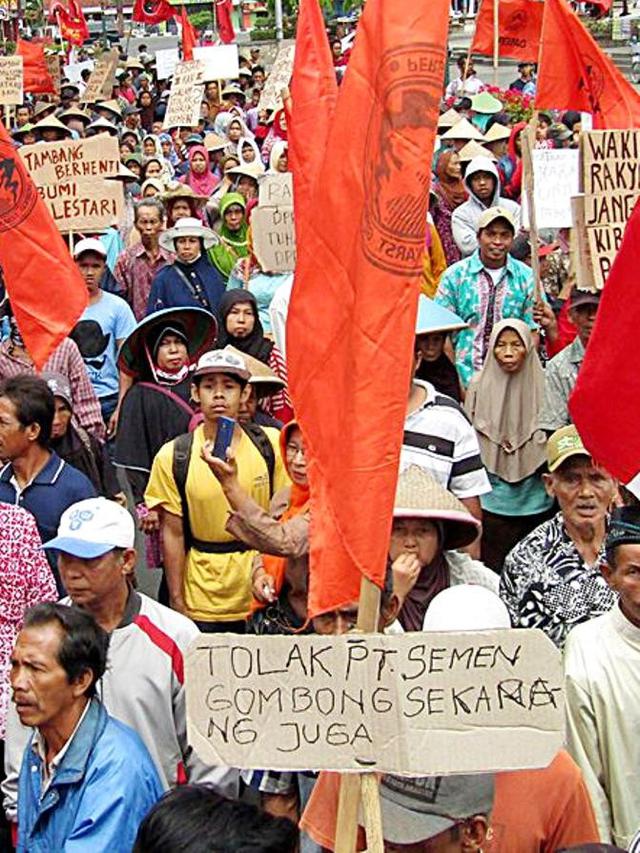Ribuan warga Kebumen penolak pabrik semen berdemonstrasi menolak pabrik semen dan penambangan pegunungan karst. (Foto: Liputan6.com/Perpag Kebumen/Muhamad Ridlo)