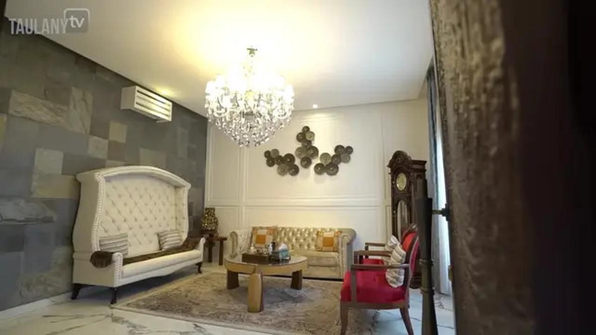6 Potret Ruang Tamu Rumah Andhika Pratama dan Ussy Sulistiawaty, Desain Modern Klasik