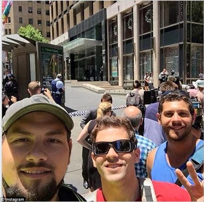 Senyum para turis saat melakukan selfie di tengah serangan teror Sydney | Photo: Copyright daylimail.co.uk