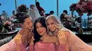 Jessica Iskandar langsungkan baby shower bersama orang terdekat. Kali ini ia kenakan mini dress bernuansa pink yang begitu menggemaskan. [Foto: Instagram/ Jessica Iskandar]