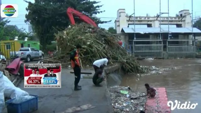 Sampah berupa batang pohon, bambu hingga sampah rumah tangga terus dibersihkan petugas dari pintu air.