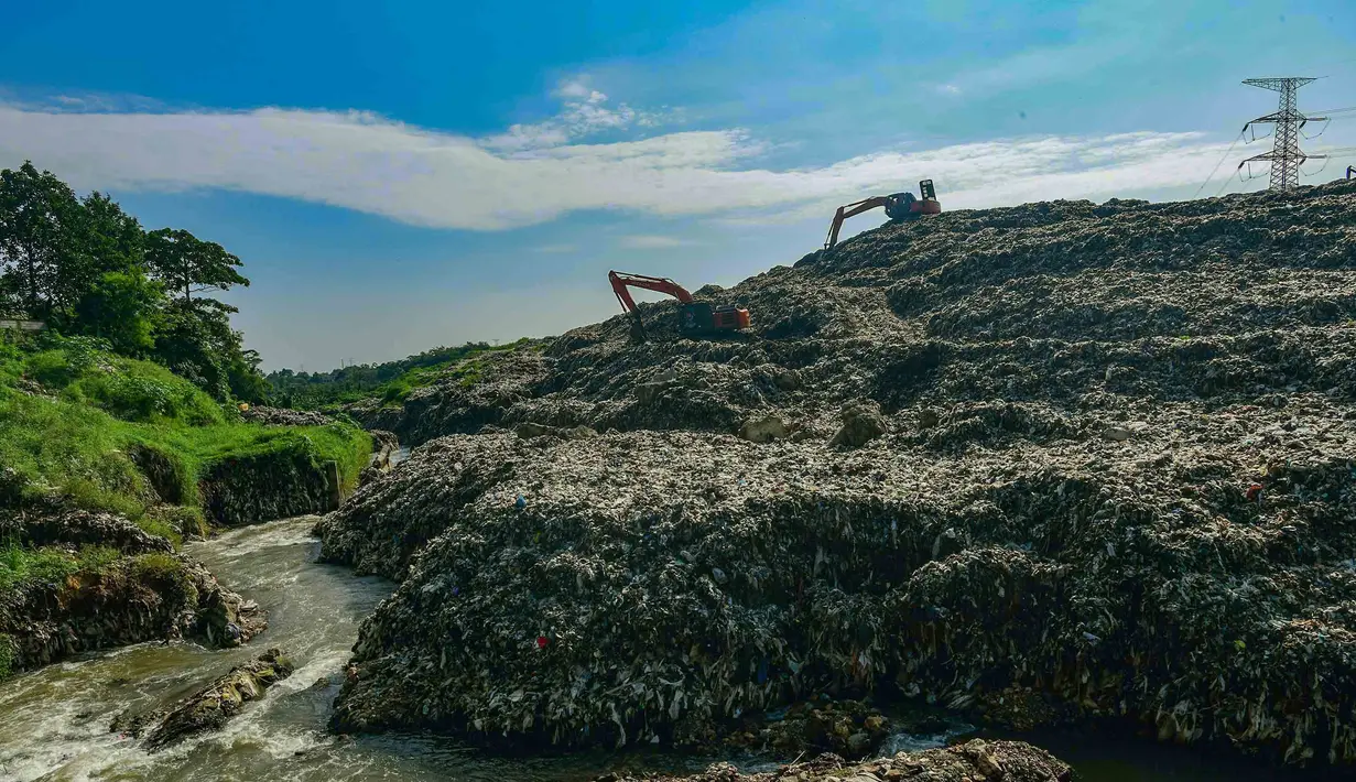 Kondisi aliran Kali Pesanggrahan yang menyempit di kawasan Pasir Putih, Depok, Jawa Barat, Senin (27/4/2026), setelah longsoran sampah dari Tempat Pembuangan Akhir (TPA) Cipayung menutup sebagian badan sungai. (merdeka.com/Arie Basuki)