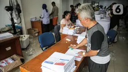 KPU Jakarta Utara mulai melakukan proses pelipatan suarat suara DPRD Provinsi Jakarta yang melibatkan puluhan pekerja dari kalangan warga sekitar. (Liputan6.com/Faizal Fanani)