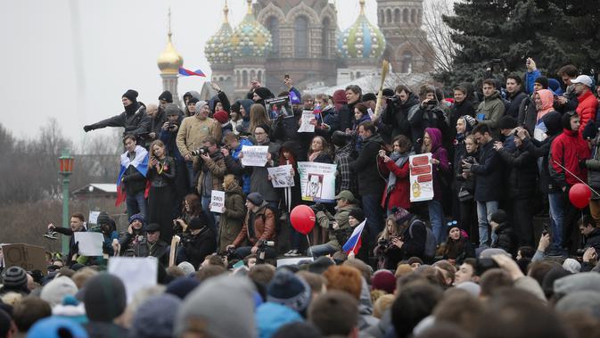 Ratusan Demonstran Tuntut PM dan Presiden Rusia Mundur Ditangkap (AP)