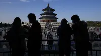 Wisatawan berkunjung ke Kuil Surga di Beijing, Kamis (7/10/2021).  Pada hari terakhir Hari Libur Nasional China selama seminggu warga dan wisatawan ramai-ramai mengunjungi kuil tersebut. (AP Photo/Andy Wong)