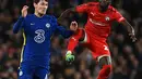 Bek Chelsea, Andreas Christensen (kiri) berebut bola melawan gelandang Chesterfield, Sadou Khan pada putaran ketiga Piala FA di Stamford Bridge, Minggu (9/1/2022) dini hari WIB. Chelsea melenggang mulus melewat tim divisi kelima Chesterfield dengan kemenangan telak 5-1. (Glyn KIRK / AFP)
