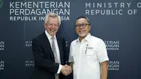 Menteri Perdagangan (Mendag) Zulkifli Hasan bertemu Utusan Perdana Menteri Inggris Bidang Perdagangan Richard Graham di Kantor Kementerian Perdagangan, Jakarta, Senin (5/6/2023). Foto: Kemendag