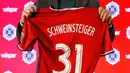 Pemain baru Major League Soccer Chicago Fire, Bastian Schweinsteiger menunjukan jerseynya saat konferensi pers di The PrivateBank Fire Pitch di Chicago, Rabu (29/3). (AP Photo/Nam Y. Huh)