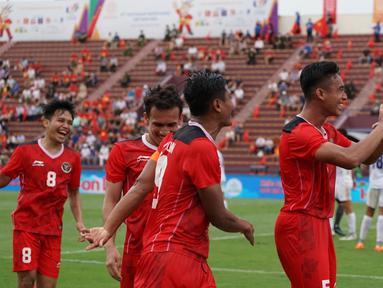 Bek Timnas Indonesia U-23, Rizky Ridho (kanan) berselebrasi usai mencetak gol ke gawang Filipina pada laga lanjutan Grup A SEA Games 2021 di Stadion Viet Tri, Phu Tho, Vietnam, Jumat (13/05/2022). Indonesia menang telak atas Filipina 4-0. (Foto Dokumentasi PSSI)