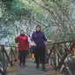 Suasana penanaman pohon mangrove di Kebun Raya Mangrove pertama di dunia (Sumber: Instagram/surabaya)