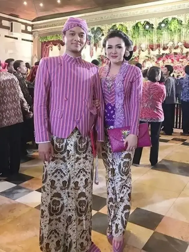 Potret 6 Pasangan Artis yang Pakai Baju Sama Saat Kondangan, Kompak Banget
