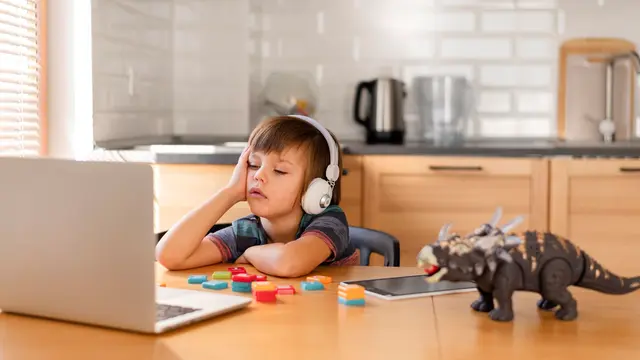 Efek Doomscrolling pada Kemampuan Fokus Anak (photo by freepik.com)