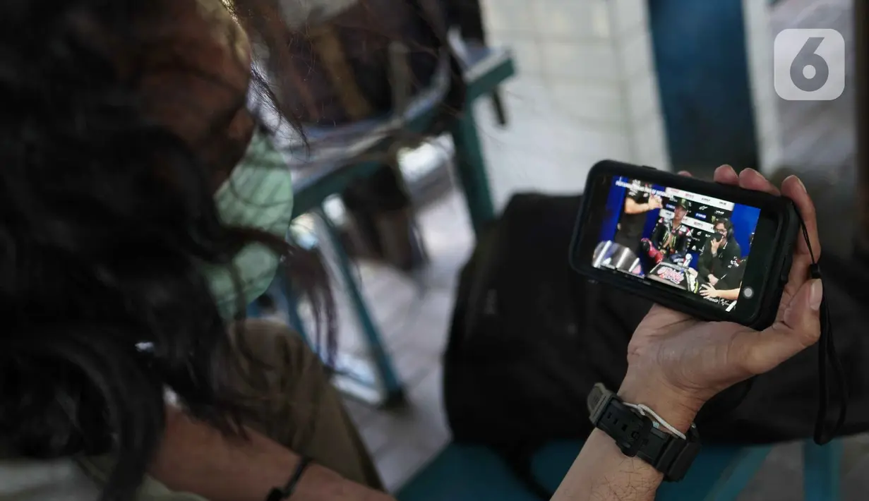 Warga menyaksikan balapan Pertamina Grand Prix of Indonesia 2022 melalui streaming di Bundaran HI, Jakarta, Minggu (20/3/2022). Antusias masyarakat Indonesia nobar sebagai MotoGP Mandalika 2022 yang merupakan kembalinya MotoGP ke Indonesia setelah sempat vakum 25
tahun. (Liputan6.com/Faizal Fanani)