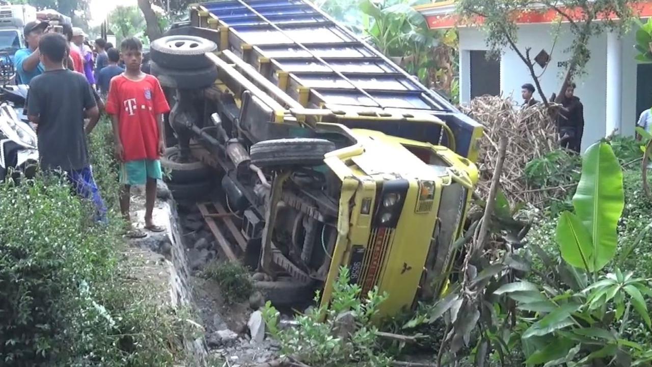 Kecelakaan Maut Beruntun Bus dan Dua Truk di Lumajang, Pengemudi Tewas Terjepit