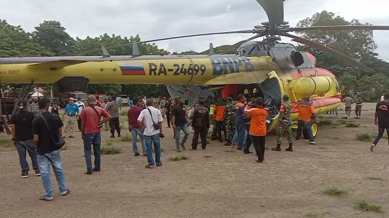 Helikopter BNPB berada di Lapangan Umum Kota Baru Maumere, menfantar bantuan 1 unit Fleksibel tank. (Liputan6.com/ Dionisius Wilibardus)