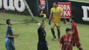 Wasit Bangil Saputra, memberikan kartu kuning kepada pemain UPI pada laga final Torabika Campus Cup 2017 di Stadion Cakrawala, Malang, Kamis (23/11/2017). UMM menang WO atas UPI. (Bola.com/M Iqbal Ichsan)