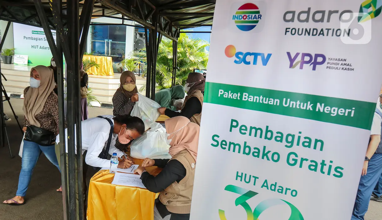 Warga saat mengantre untuk mengambil paket sembako di di Studio 5 Indosiar, Jakarta Barat, Rabu (19/10/20). Dalam rangka HUT ke-30, PT Adaro bekerja sama dengan Yayasan Pundi Amal Peduli Kasih (YPP), Indosiar dan SCTV memberikan 30.000 paket sembako kepada masyarakat seluruh Indonesia. (Liputan6.com/Angga Yuniar)