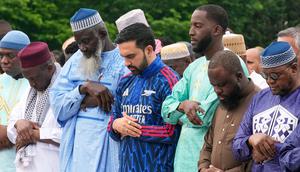 Gaya unik ditampilkan Wali Kota New York, Zohran Mamdani saat mengikuti salat Idul Adha pada Rabu (27/05/2026) waktu setempat. (AP Photo/Richard Drew)