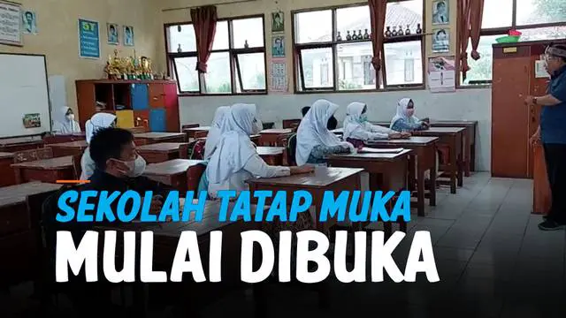 Sekolah tatap muka mulai digelar di kota Tasikmalaya, Jawa Barat. Masing-masing siswa diwajibkan memakai maskre dan menaati prokes selama di kelas.