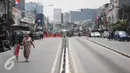 Jalan di Kampung Pulo terlihat sepi usai bentrok antara warga dengan Satpol PP, Jakarta, Jumat (21/8/2015). Sebelumnya, warga bersikeras menolak penggusuran rumah mereka oleh petugas Satpol PP. (Liputan6.com/Gempur Surya)