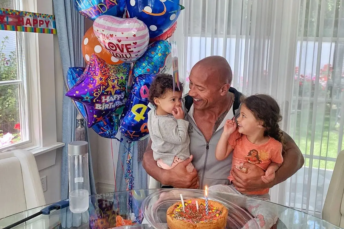 The Rock dan putrinya, Jasmine dan Tiana Gia. (Instagram/ therock)