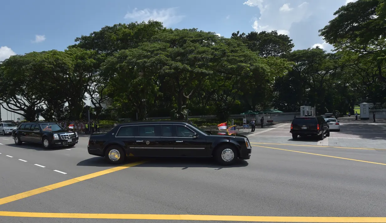 Iring-iringan mobil Presiden AS, Donald Trump melintasi Orchard Road menuju kediaman resmi PM Lee Hsien Loong di Istana Singapura, Senin (11/6). Trump berangkat bersama delegasi Amerika Serikat dengan konvoi kendaraan yang dikawal ketat. (AP/Joseph Nair)