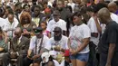 Michael Brown Sr (tengah) saat mengikuti aksi memperingati satu tahun pembunuhan anaknya, Michael Brown, oleh polisi berkulit putih yang memicu kerusuhan besar, di Ferguson, New York, Minggu (9/8/2015). (REUTERS/Rick Wilking)