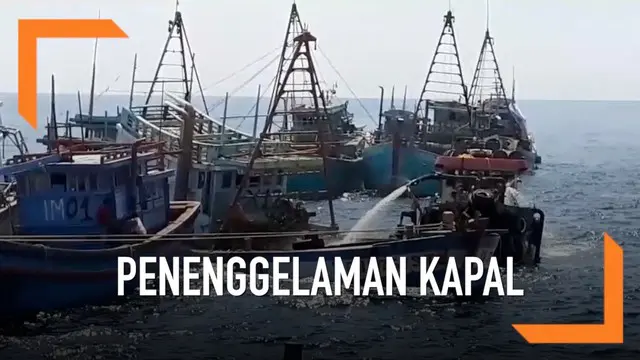Susi Pudjiastuti memimpin penenggelaman 13 kapal ilegal berbendera Vietnam.