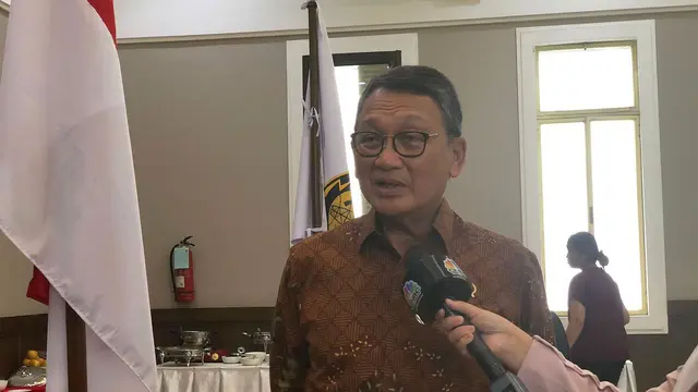 Menteri Energi dan Sumber Daya Mineral (ESDM) Arifin Tasrif memberikan penjelasan mengenai kendaraan listrik, di kantornya, di Jakarta, Jumat (23/12/2022).