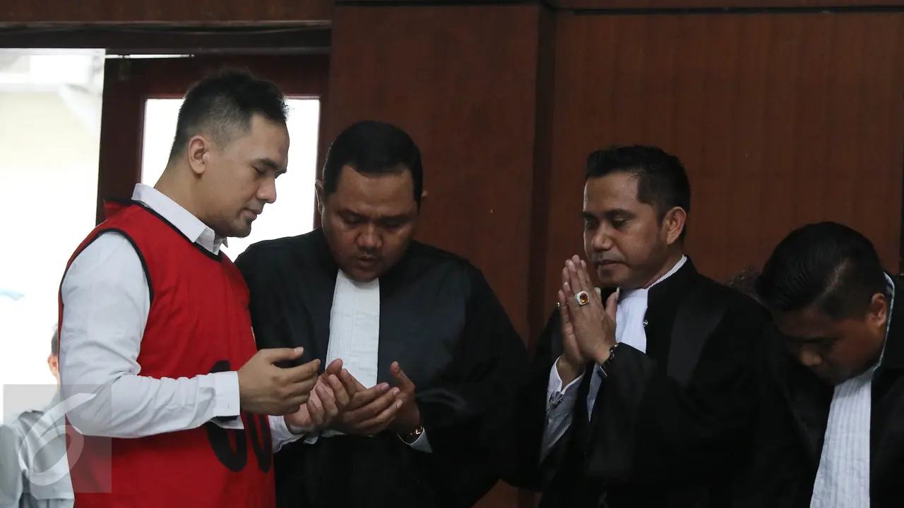 20160614-Saipul Jamil Hanya Senyum saat Divonis 3 Tahun Penjara