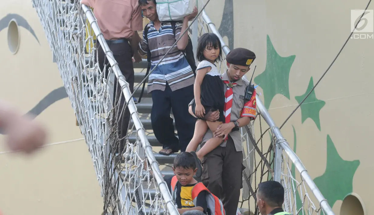 Angota Pramuka membantu seorang anak turun dari KM Labobar di Pelabuhan Tanjung Perak, Surabaya, Jawa Timur, Jumat (31/5/2019). Pelindo III memprediksi puncak mudik angkutan laut Lebaran 2019 yang masuk ke Jawa Timur akan terjadi pada H-3 atau Minggu, 2 Juni. (merdeka.com/Dwi Narwoko)