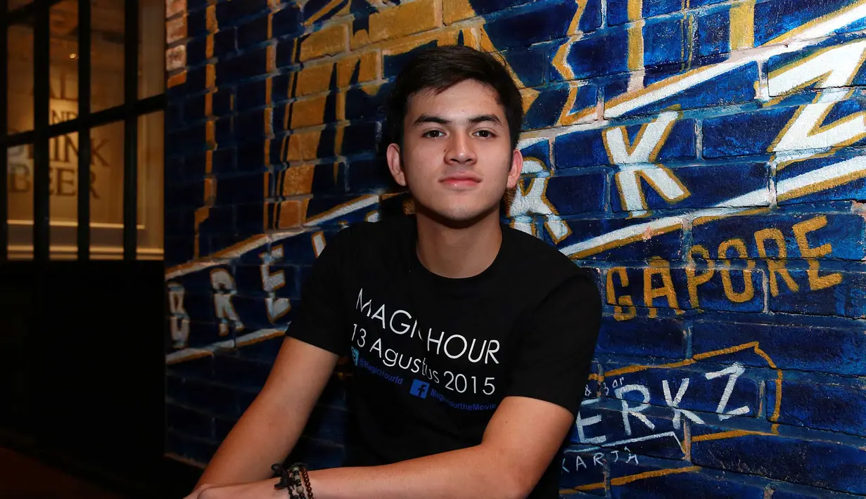 Lagu yang dinyanyikan oleh Rizky Nazar bercerita tentang seorang laki-laki yang sulit mengungkapkan perasaannya pada wanita yang disukai. (Deki Prayoga/Bintang.com)