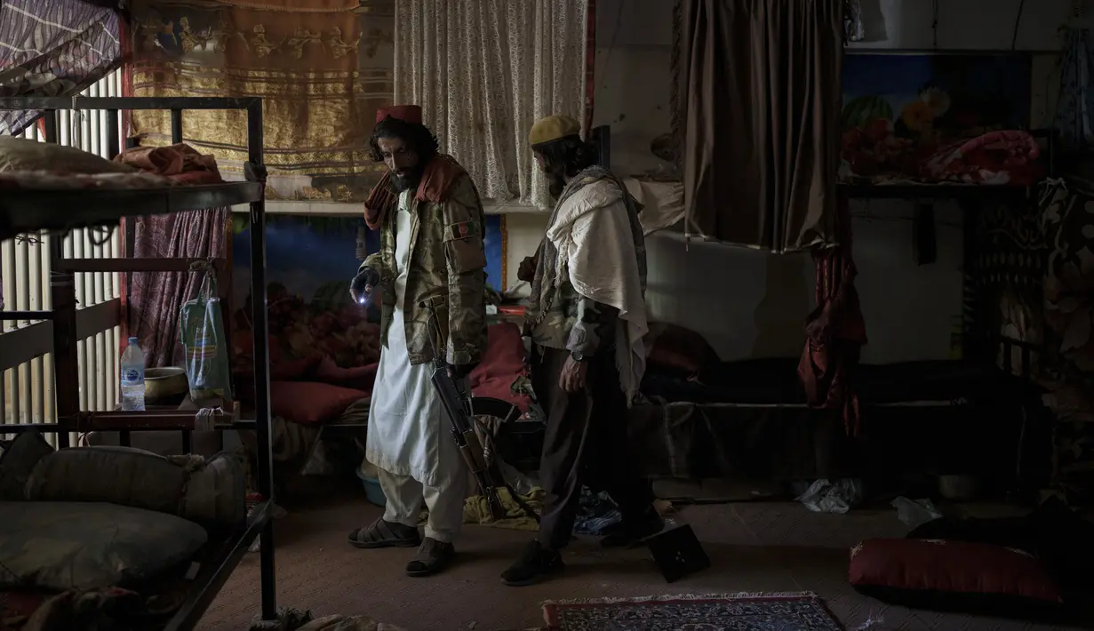 Pasukan Taliban berjalan dalam sel kosong di penjara Pul-e-Charkhi di Kabul, Afghanistan, Senin (13/9/2021). Penjara Pul-e-Charkhi terkenal akan pelanggarannya dengan kondisi yang buruk serta kepadatan parah dengan ribuan tahanan. (AP Photo/Felipe Dana)