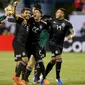 Para pemain Meksiko melakukan selebrasi setelah Jonathan Dos Santos mencetak gol ke gawang Amerika Serikat pada Final Gold Cup 2019, Minggu (7/7/2019). (AFP/Dylan Buell)