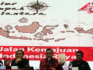 Sekjen PDIP Hasto Kristiyanto (kedua kiri) memberikan keterangan pers di Jakarta, Rabu (8/1/2020). PDIP bakal menggelar Rapat Kerja Nasional I sekaligus HUT Ke-47 partai yang dihadiri 4.731 peserta yang berasal dari struktur, legislatif dan eksekutif dari kader partai. (Liputan6.com/Johan Tallo)