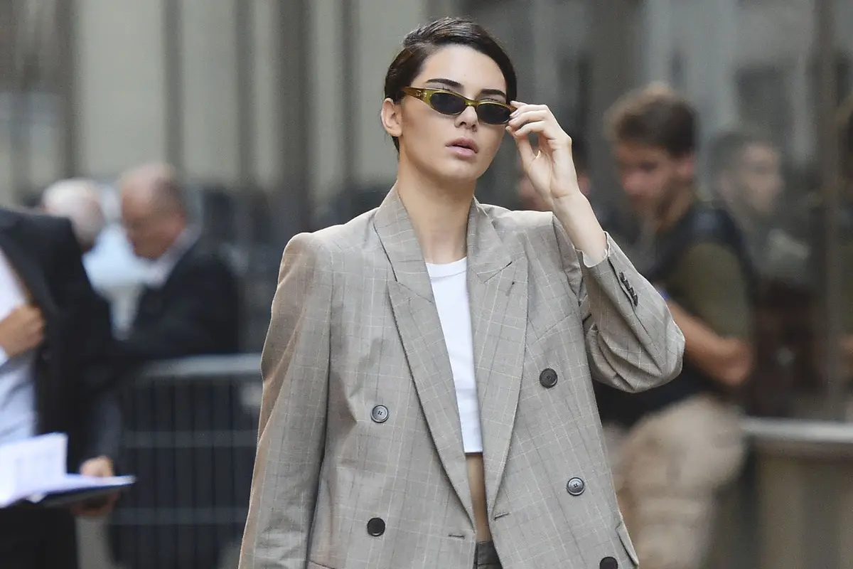 [Bintang] Tidak Terkesan Formal, Supermodel Ini Tunjukkan Cara Padu-padan Blazer yang Lebih Kasual