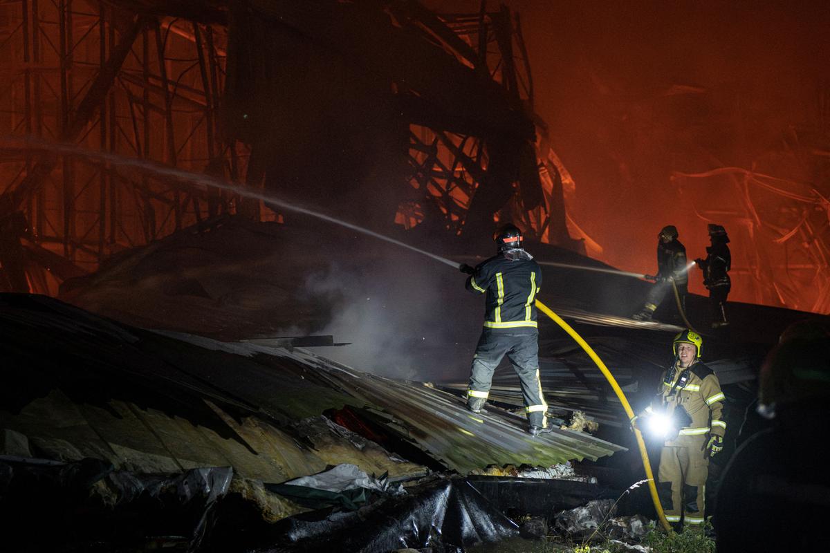 Gudang Terbakar Usai Serangan Drone Rusia di Kyiv