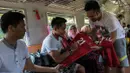 Dalam perjalanan seorang fans meminta tanda tangan kepada Andik Vermansah pada baju timnas Indonesia yang dimilikinya. (Bola.com/Vitalis Yogi Trisna)