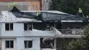 Sejumlah petugas membersihkan puing kantor polisi usai diserang bom, Istanbul,Turki, Senin (10/8/2015). Sebuah truk bermuatan bahan peledak membombardir kantor polisi yang melukai tiga anggota dan tujuh warga sipil. (REUTERS/Huseyin Aldemir)